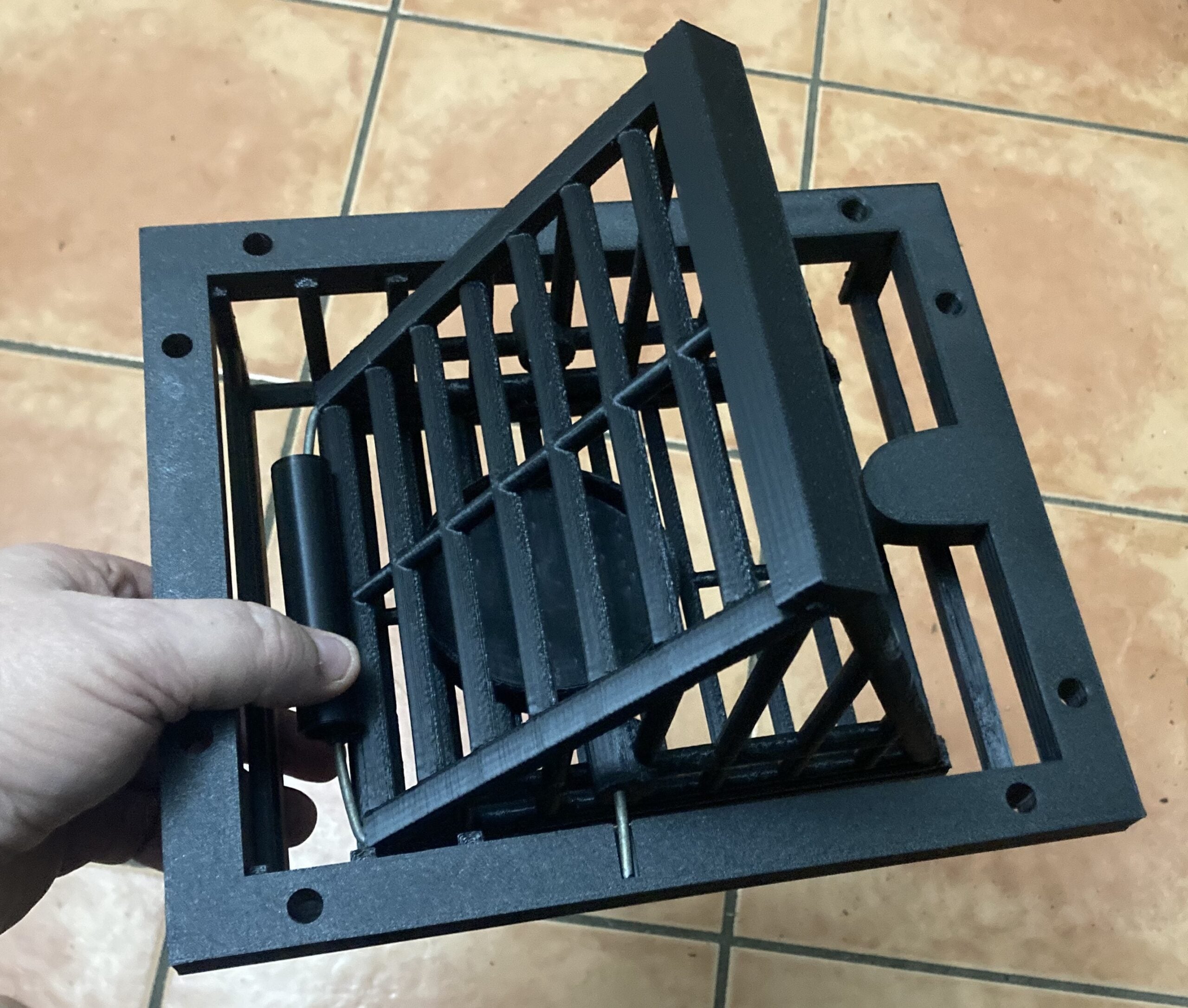 Self-setting Mynah/Starling trap unit